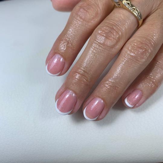 La Hermosa Beauty Studio #beograd Korekcija noktiju Korekcija ojačavanja noktiju gelom