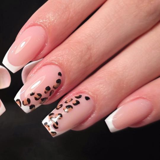 Esthetique Privé #beograd Lakiranje noktiju Nail art /cirkoni po noktu