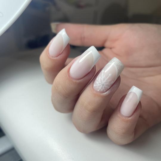 Dve mace 2 #beograd Ojačavanje noktiju Ojačavanje prirodnih noktiju gelom - french ❄️🎄🎆