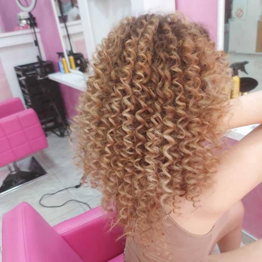Andrijana #beograd Uvijanje, lokne i talasi Lokne na presu - kosa srednje dužine afro lokne