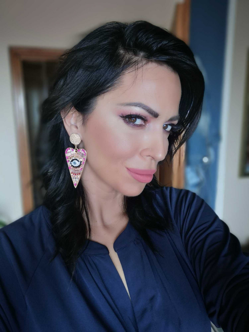 Bibi beauty centar #beograd Svečane i frizure za svadbu Profesionalno šminkanje + svečana frizura + manikir / trajni lak - za maturante