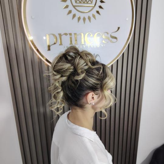 Princess beauty #nis Farbanje kose Svečana frizura - punđa sa loknama