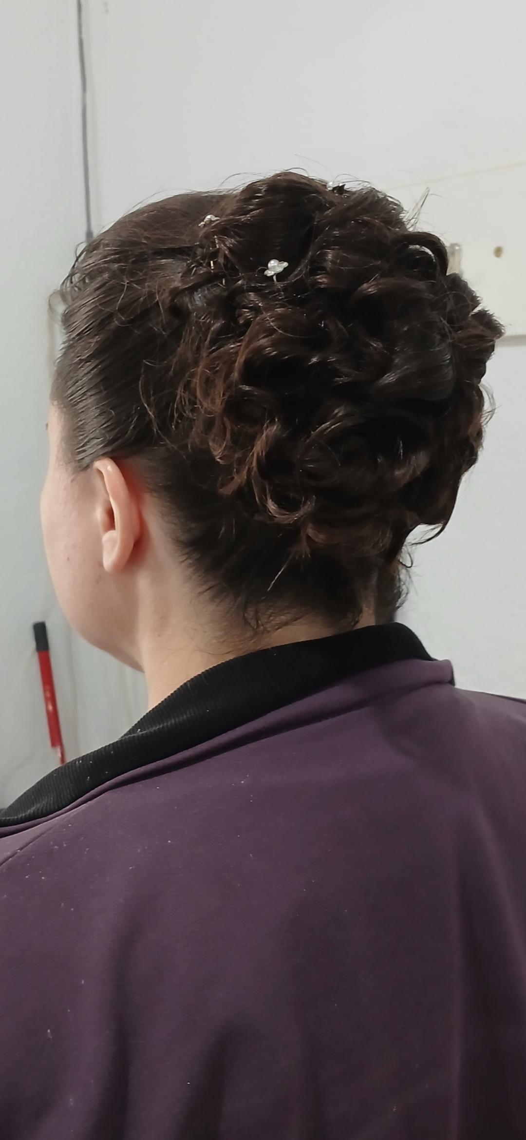 Svecana frizura srednja kosa (podrazumeva dolazak sa cistom kosom) - Studio Ceca, Novi Sad Izlivanje noktiju Nokti Izlivanje noktiju, Novi Sad, Sajmište, Detelinara, Banatić