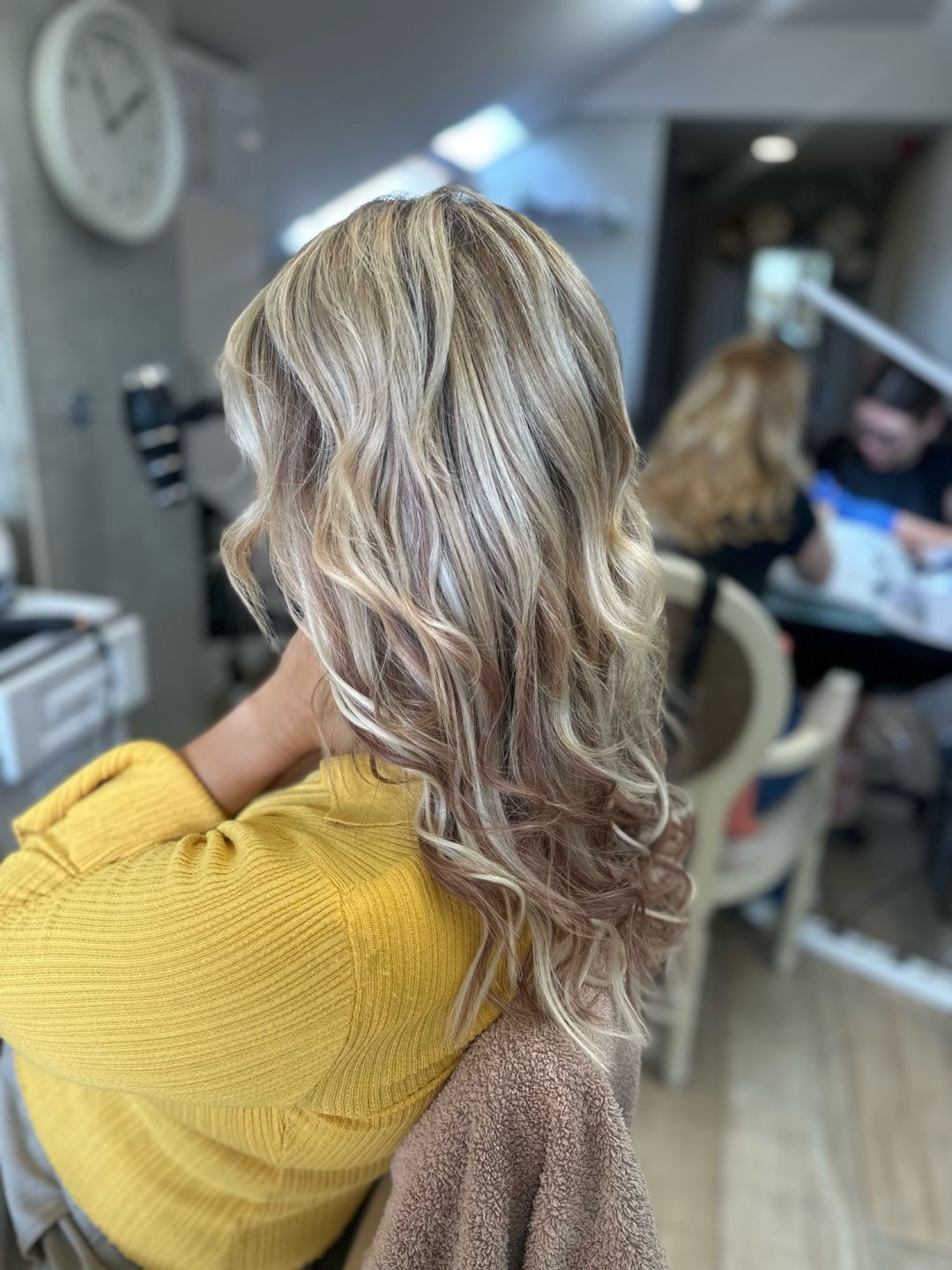 Bibi beauty centar #beograd Nadogradnja kose Nadogradnja kose mikro ring - do 70 pramenova
