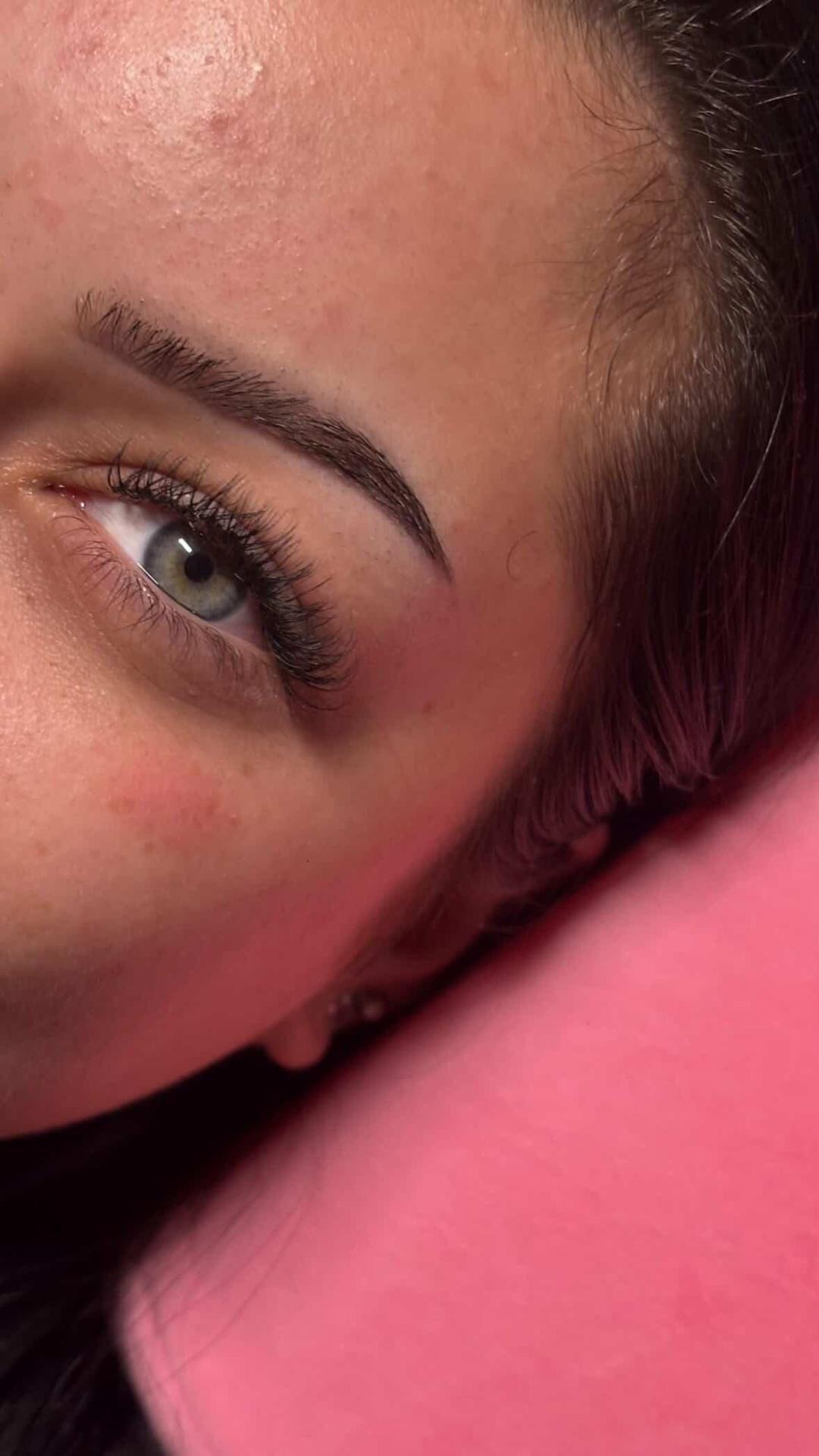 Shishi beauty studio #beograd Nadogradnja trepavica Nadogradnja trepavica - mini volumen 2D