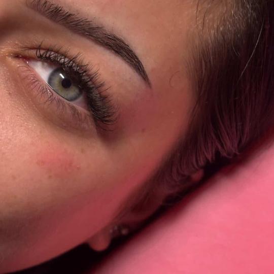 Shishi beauty studio #beograd Nadogradnja trepavica Nadogradnja trepavica - mini volumen 2D Nadograd