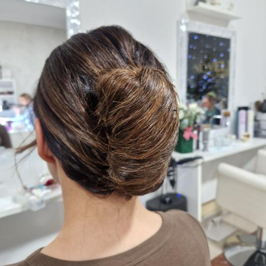 Novelle #beograd Svečane i frizure za svadbu Podizanje pola kose - ekstra duga kosa