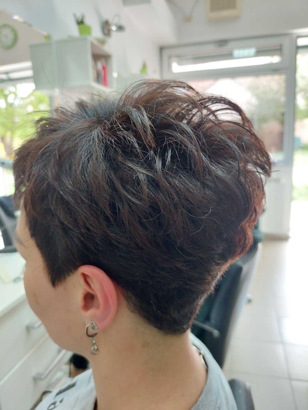 Salon V #beograd Žensko šišanje Žensko šišanje - kratka kosa