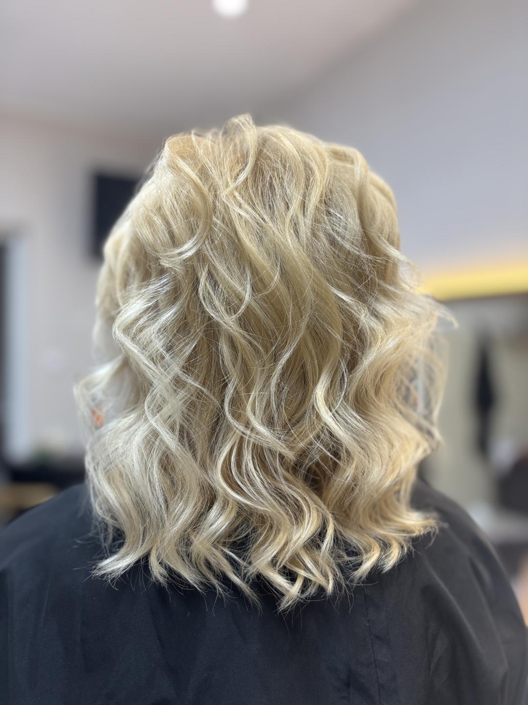 Farbanje izrastka - do 1 cm dužine - Atelier Kat, Beograd Farbanje kose Frizerski saloni Farbanje kose, Beograd, Mirijevo