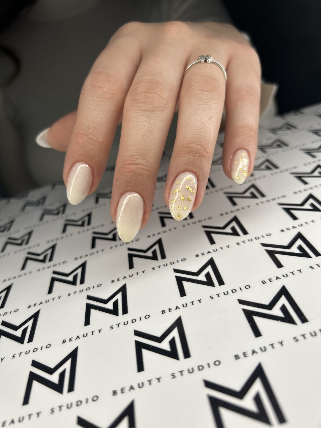 MN Beauty studio #beograd Izlivanje noktiju Izlivanje noktiju gelom - M dužina