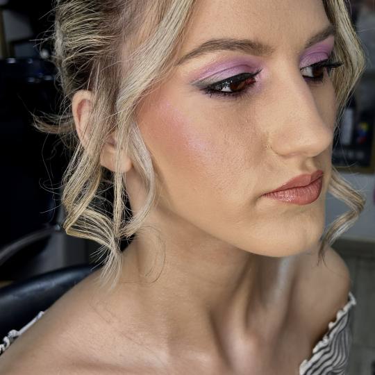 Moon Beauty Bar #beograd Make-up / šminkanje Profesionalno šminkanje + svečana frizura