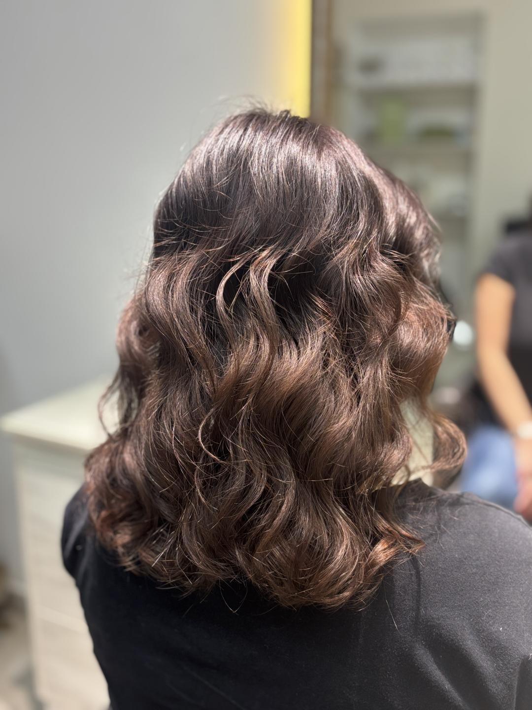 Feniranje na talase - kosa srednje dužine - Atelier Kat, Beograd Feniranje i stilizovanje Frizerski saloni Feniranje i stilizovanje, Beograd, Mirijevo