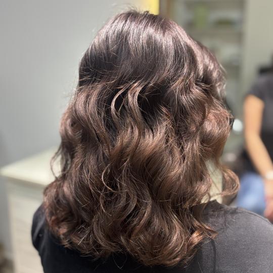 Atelier Kat #beograd Feniranje i stilizovanje Feniranje na talase - kosa srednje dužine