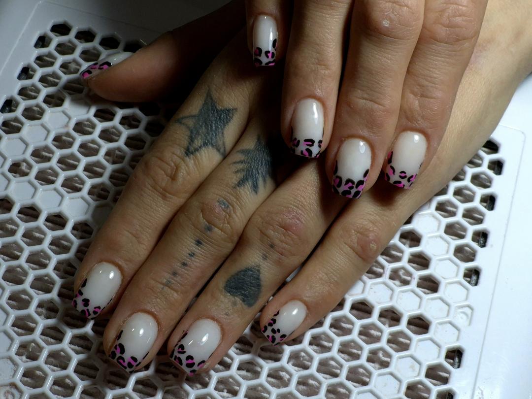 Korekcija noktiju - M dužina - Krispy tattoo & nails, Beograd Korekcija noktiju Nokti Korekcija noktiju, Beograd, Zemun Centar