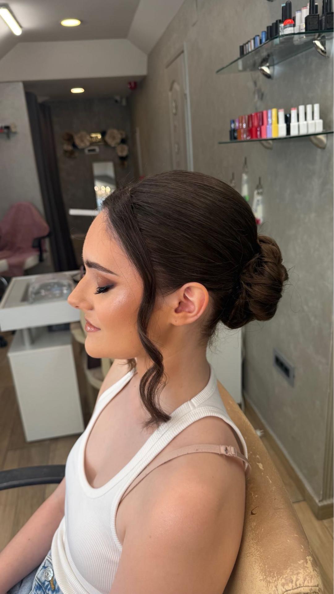 Bibi beauty centar #beograd Make-up / šminkanje Profesionalno šminkanje + veštačke trepavice + svečana frizura