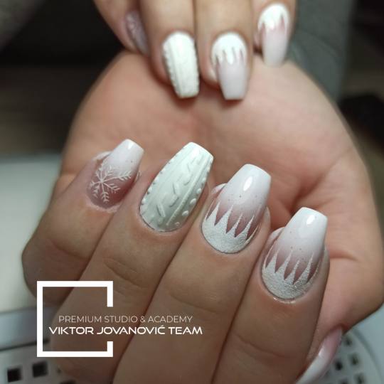 BEAUTY CENTER Viktor Jovanović #subotica Izlivanje noktiju Korekcija noktiju - S velicina
