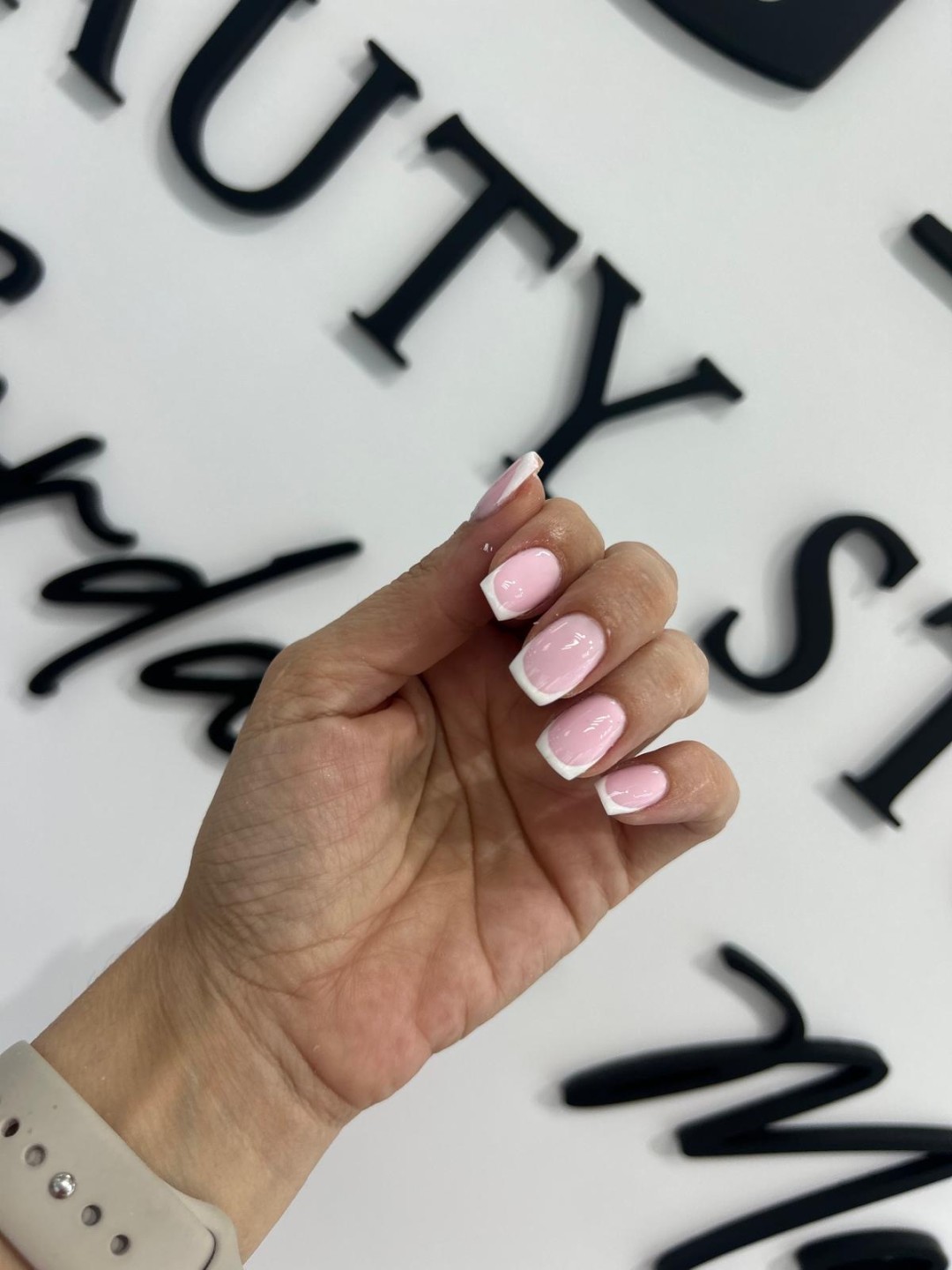 GM Beauty studio #beograd Izlivanje noktiju Izlivanje noktiju gelom - M dužina