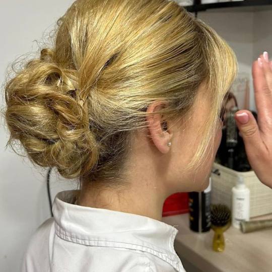 Moon Beauty Bar #beograd Uvijanje, lokne i talasi Farbanje izrastka - sve duzine kose