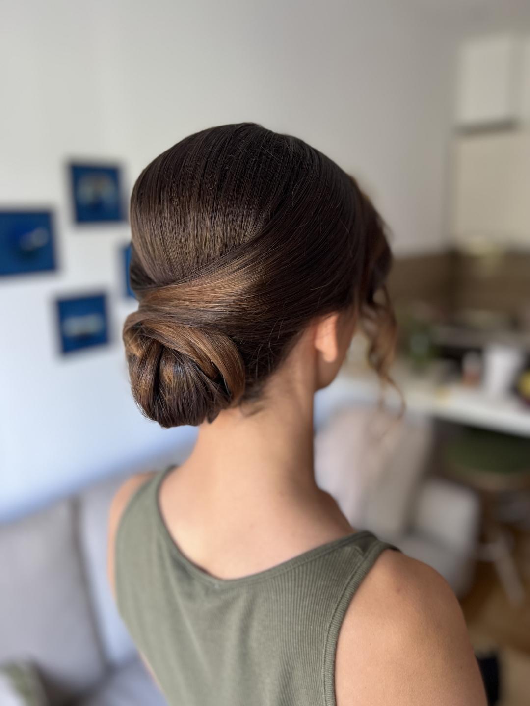 Pravljenje punđe - Studio Kristina Jovanović, Beograd Pletenice, kike, punđe Frizerski saloni Pletenice, kike, punđe, Beograd, Zvezdara