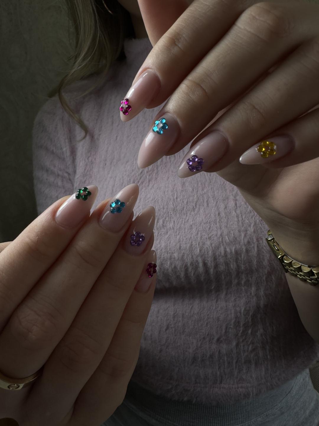 Korekcija noktiju ruke M dužina + gel lak noge + obrada kože stopala - Elle beauty center, Novi Sad Manikir Nokti Manikir, Novi Sad, Grbavica, Liman, Adamićevo