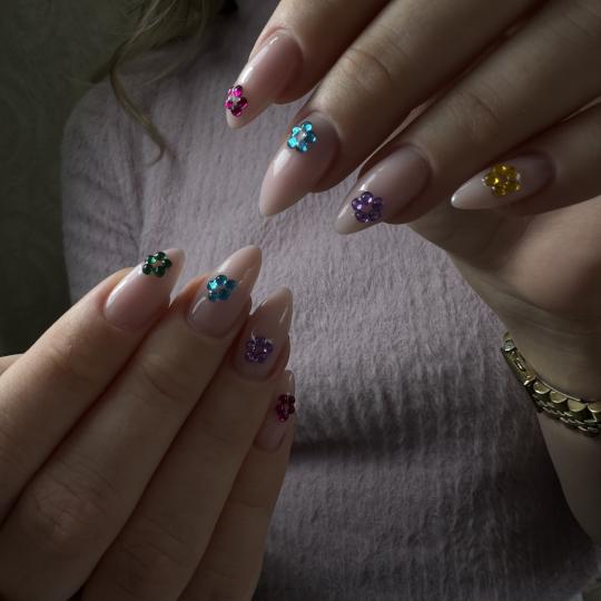 Elle beauty center #novisad Manikir Korekcija noktiju ruke M dužina + gel lak noge + obrada kože s