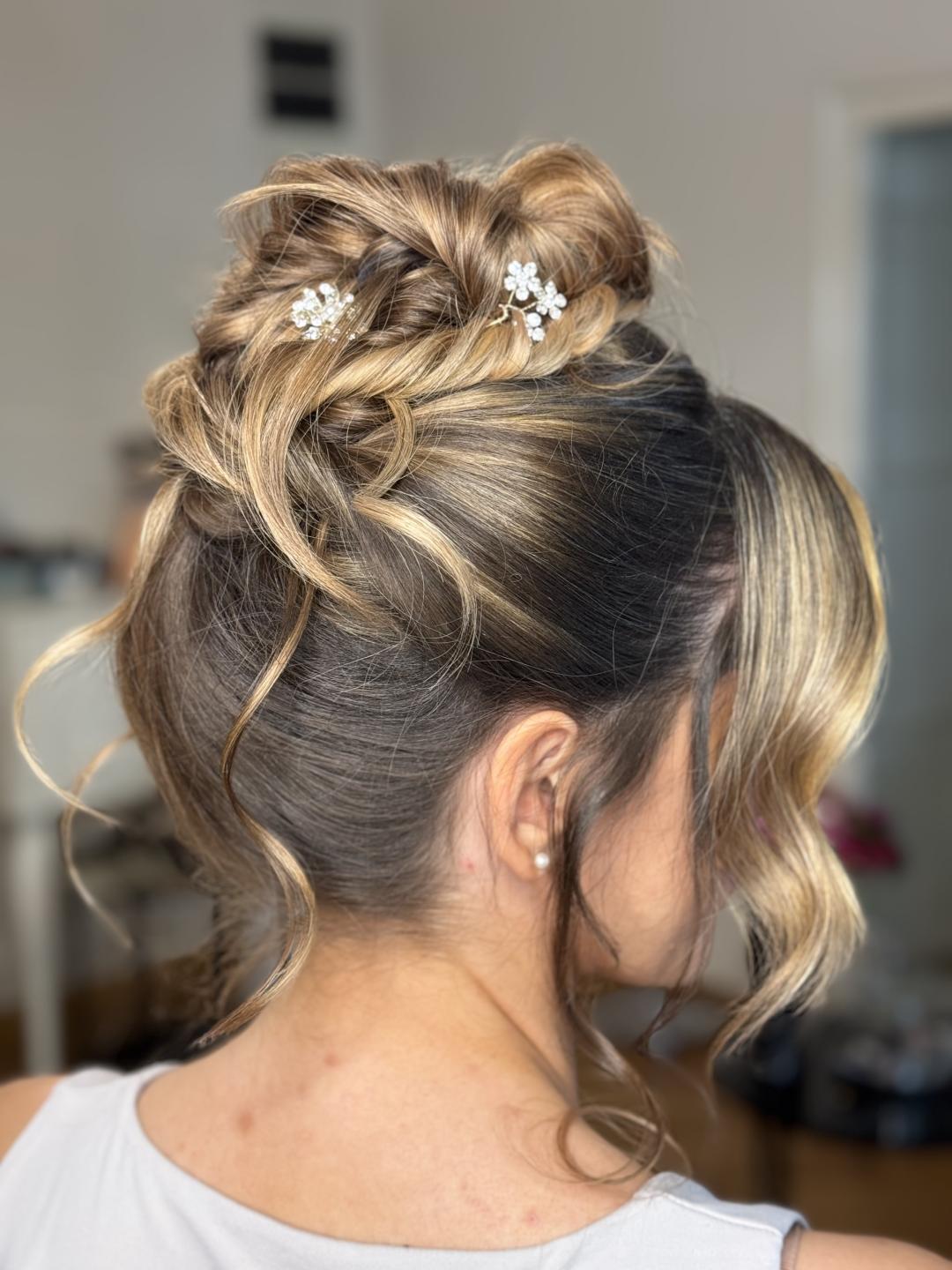 Pravljenje punđe - Studio Kristina Jovanović, Beograd Pletenice, kike, punđe Frizerski saloni Pletenice, kike, punđe, Beograd, Zvezdara