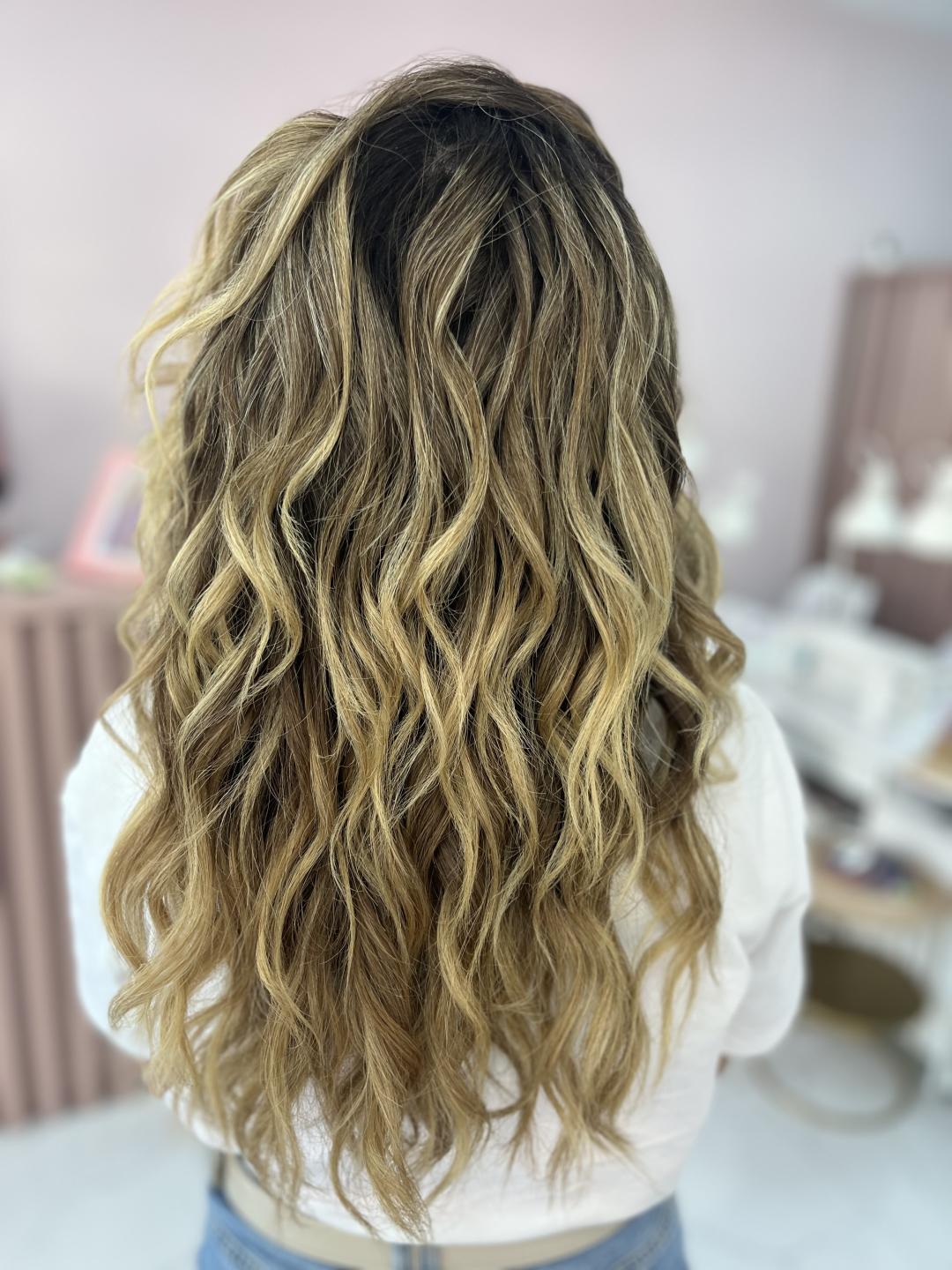 Uvijanje kose na lokne figarom/presom - kosa srednje dužine - Pudra beauty, Beograd Feniranje i stilizovanje Frizerski saloni Feniranje i stilizovanje, Beograd, Centar, Stari grad, Dorćol