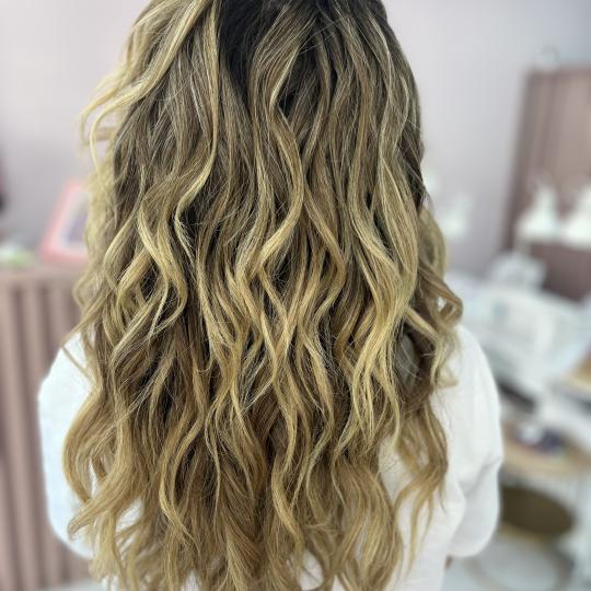 Pudra beauty #beograd Feniranje i stilizovanje Uvijanje kose na lokne figarom/presom - kosa srednje 