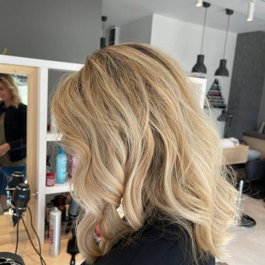 Kalax Studio Lepote #beograd Feniranje i stilizovanje Feniranje - kosa srednje dužine