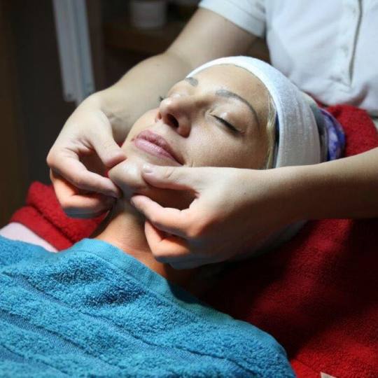 Lotus Massage #beograd Masaža lica Smanjuje bore,zateze kozu,deluje blagotvorno na cirkulaciju,jaca