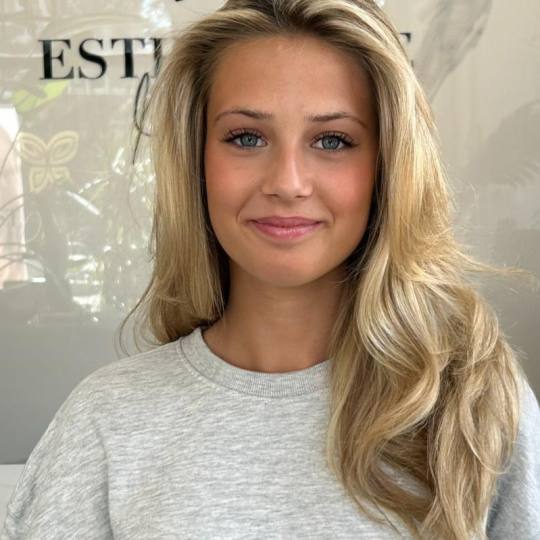 Esthetique Privé #beograd Ombre, sombre, balayage Balayage + Preliv +Feniranje + Šišanje +Black C