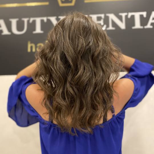 Beauty Centar 2313 #beograd Žensko šišanje Žensko šišanje + feniranje na ravno / lokne + ampul