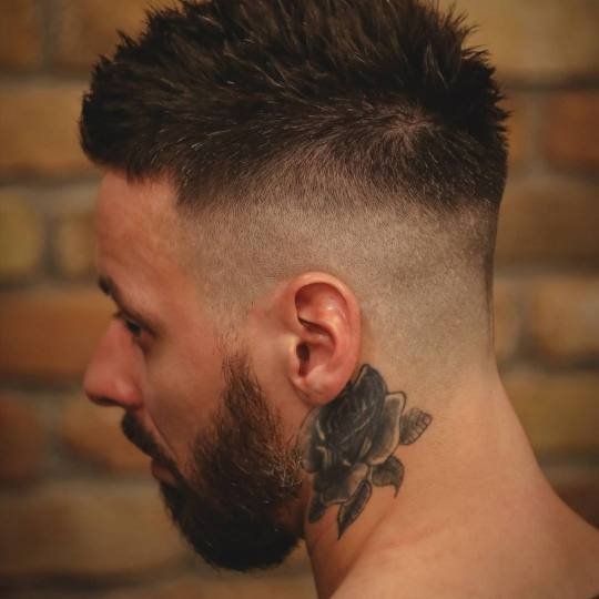 Aleksandar Team #beograd Muško šišanje Muško šišanje makazama i mašinicom - senior stilista
