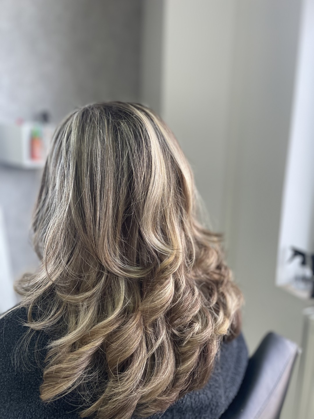 MCBEAUTYSTUDIO #novisad Feniranje i stilizovanje Feniranje na lokne - kosa srednje dužine / duga kosa