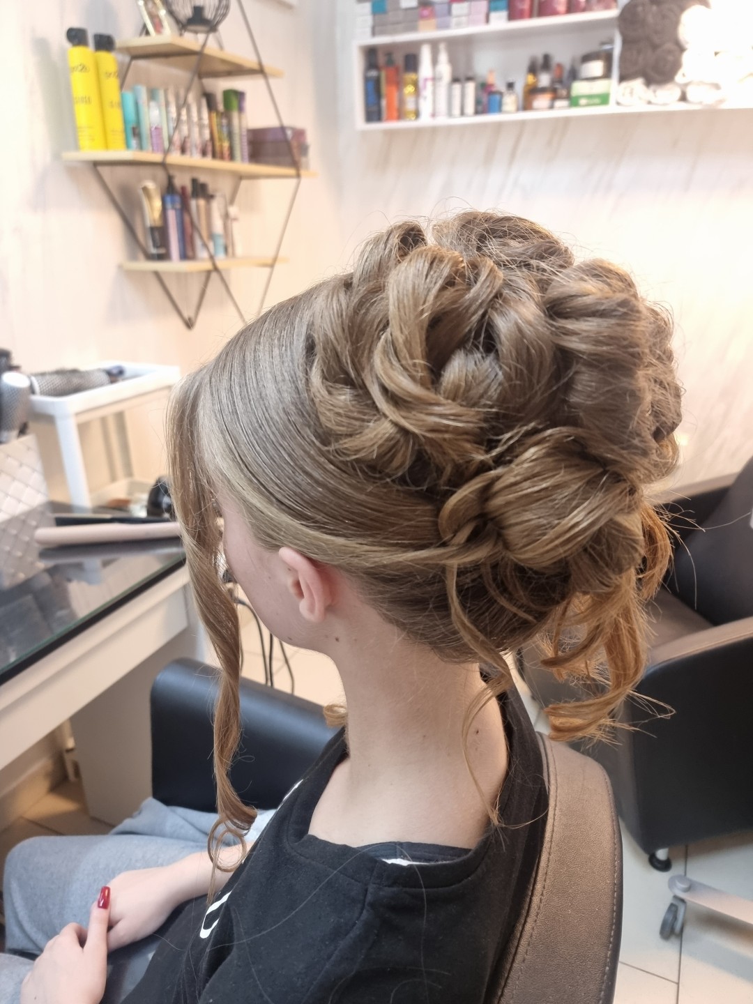 Svečana frizura - jednostavna - Studio Slavica - Cale, Kruševac Svečane i frizure za svadbu Frizerski saloni Svečane i frizure za svadbu, Kruševac, Centar