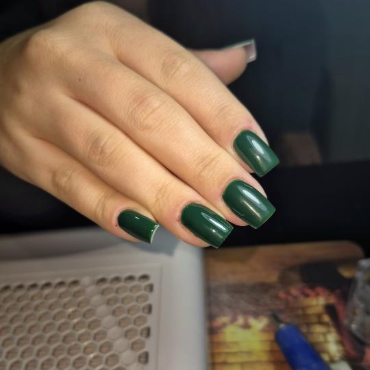 Krispy tattoo & nails #beograd Korekcija noktiju Korekcija noktiju - M dužina Tamno zeleni nokti �