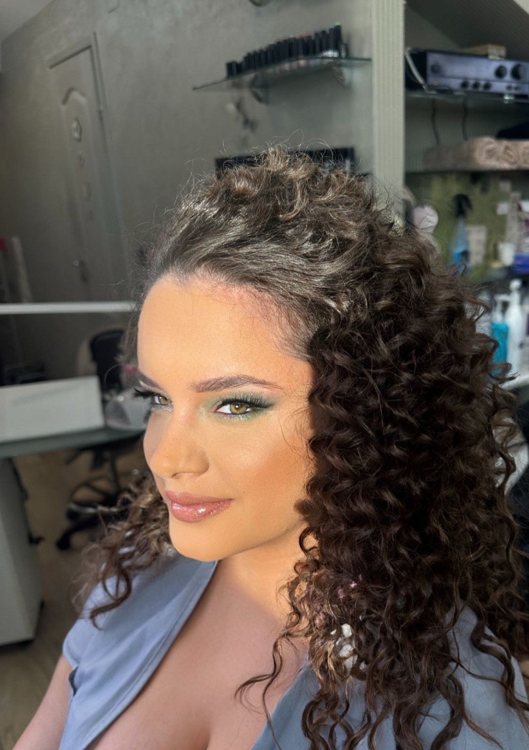 Bibi beauty centar #beograd Make-up / šminkanje Profesionalno šminkanje + veštačke trepavice + svečana frizura