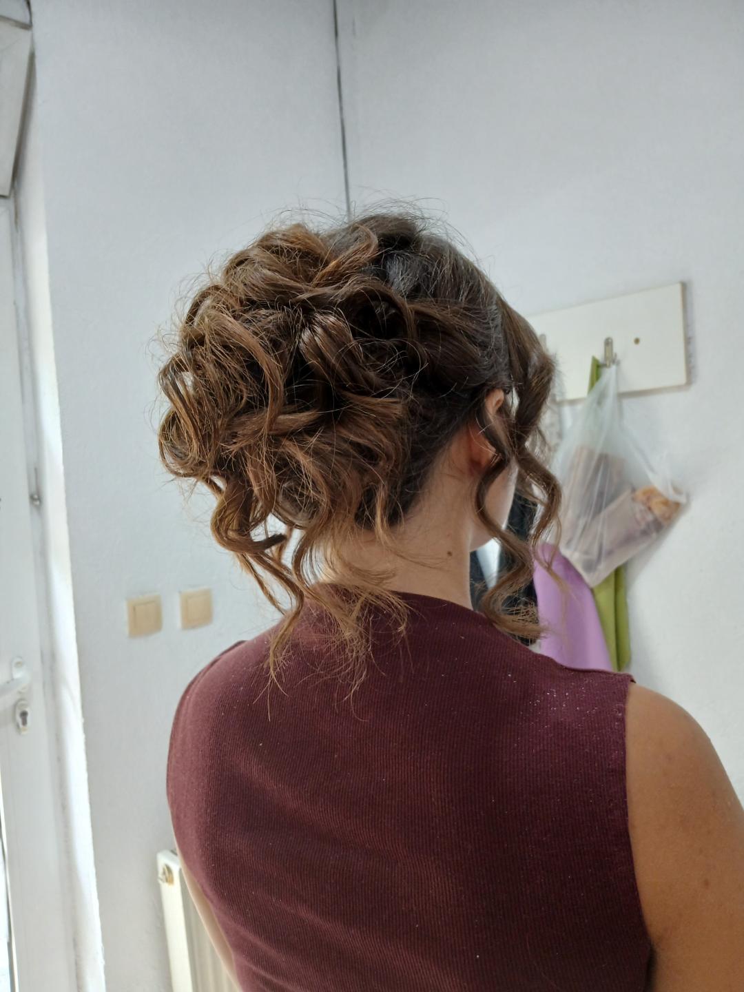 Svečana frizura - duga kosa (podrazumeva dolazak sa cistom kosom) - Studio Ceca, Novi Sad Svečane i frizure za svadbu Frizerski saloni Svečane i frizure za svadbu, Novi Sad, Sajmište, Detelinara, Banatić