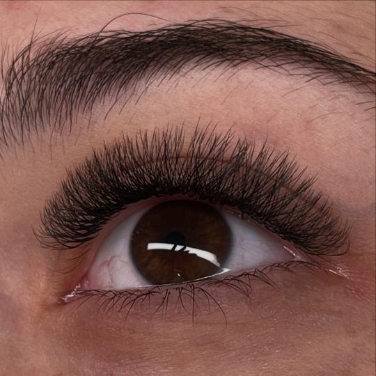 La Hermosa Beauty Studio #beograd Nadogradnja trepavica Nadogradnja svilenih trepavica - ruski volum