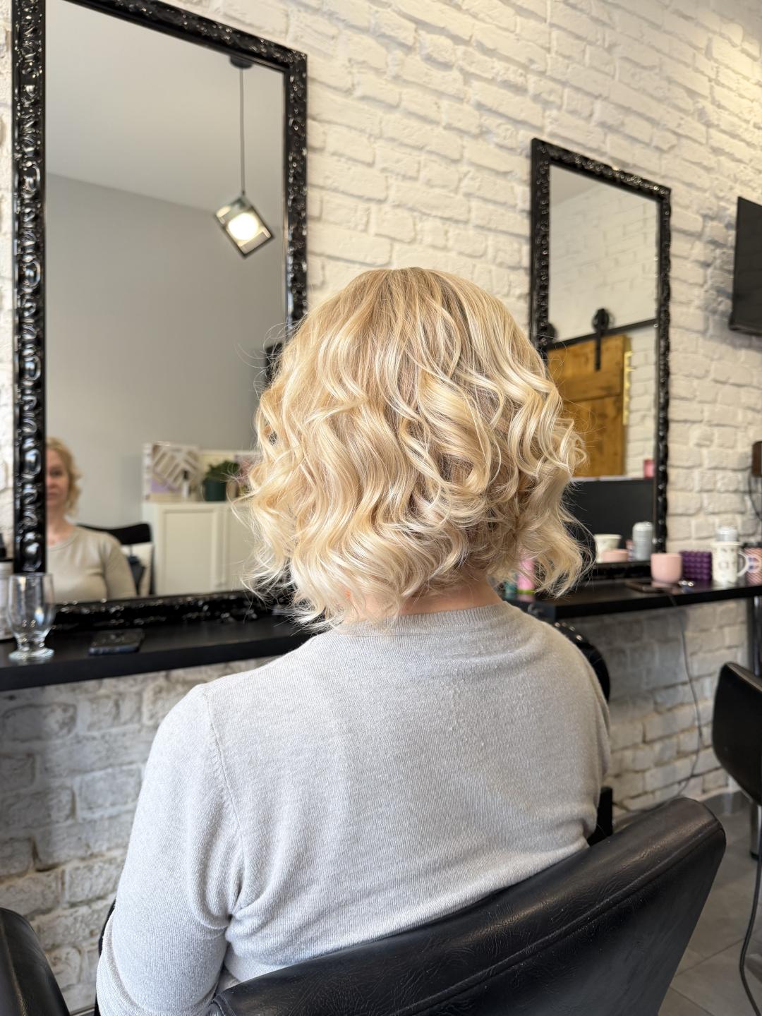 Žensko šišanje + feniranje - kosa srednje dužine - Dolce 712, Beograd Žensko šišanje Frizerski saloni Žensko šišanje, Beograd, Vukov spomenik, Đeram