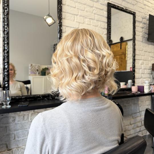 Dolce 712 #beograd Žensko šišanje Žensko šišanje + feniranje - kosa srednje dužine