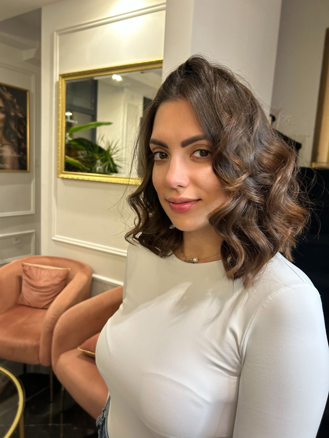 Esthetique Privé #beograd Žensko šišanje Žensko šišanje + feniranje - kosa srednje dužine