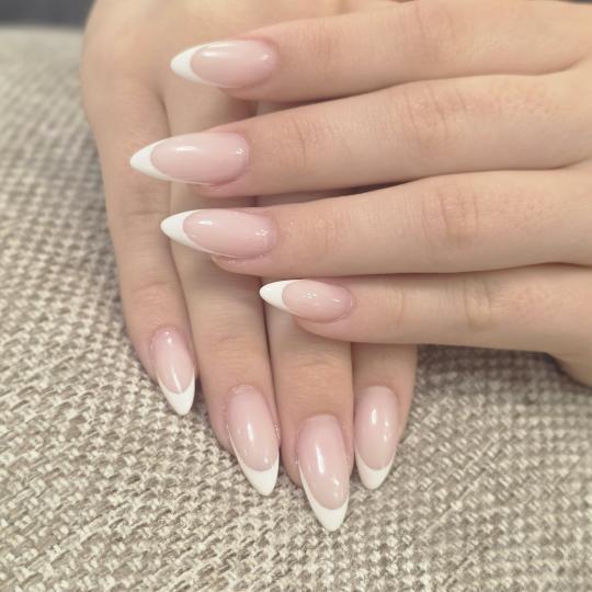 Diamond beauty #beograd Ojačavanje noktiju Ojačavanje noktiju gelom / korekcija - M dužina Frenc 