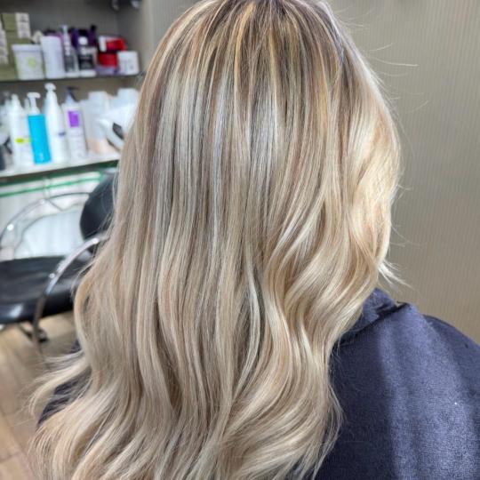 Bibi beauty centar #beograd Pramenovi Pramenovi na foliju u 1 / 2 boje / blanšem + olaplex+ preliv 