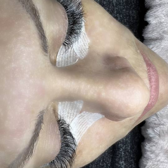 Nini beauty studio #beograd Nadogradnja trepavica Korekcija nadogradnje trepavica ruski volumen - do