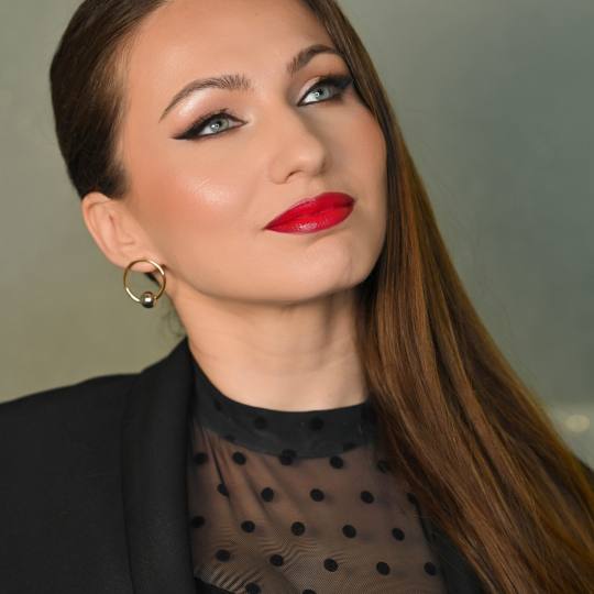 Ivana Vit #beograd Make-up / šminkanje Profesionalno šminkanje - glam šminka Red lips & ajlajner 