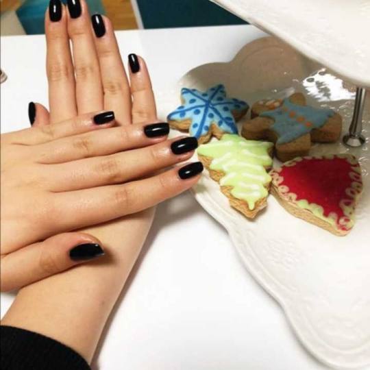 Sonnet beauty concept center #beograd Gel lak Gel lak - ruke Manikir - gell lak - crno je uvek u mod