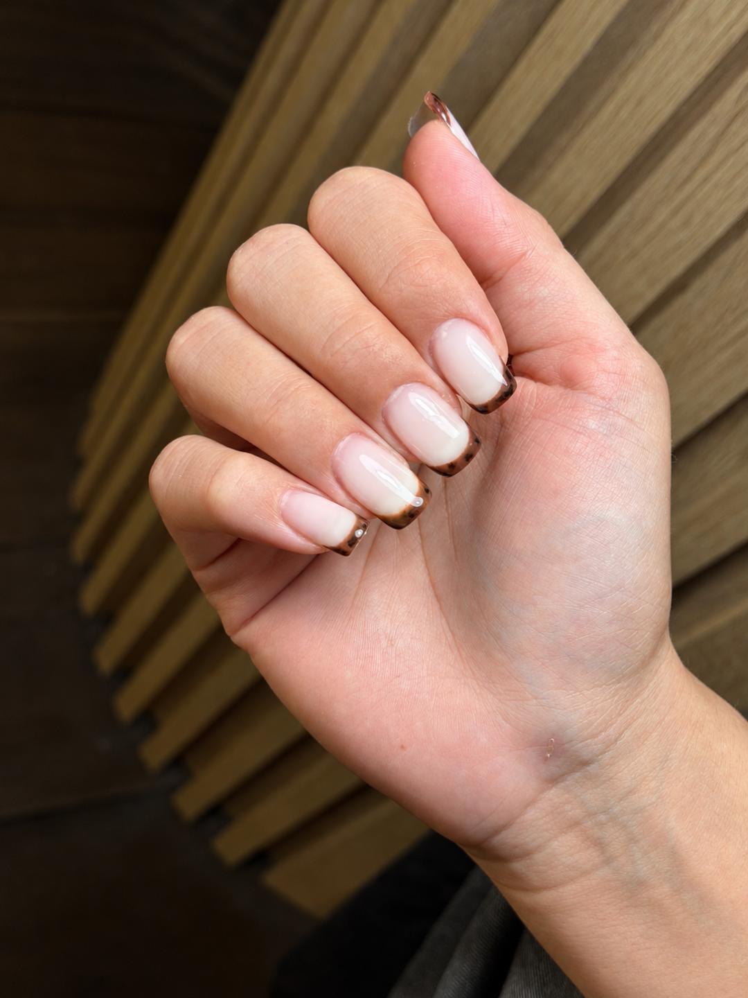 French / jednostavni nail art - dodatak uz uslugu - Metime lounge, Beograd Ukrašavanje noktiju Nokti Ukrašavanje noktiju, Beograd, Voždovac