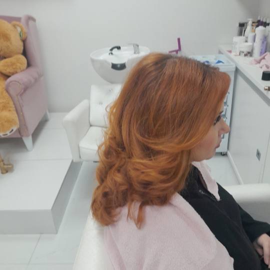 Grkinja Beauty Studio #krusevac Ispravljanje kose Feniranje na lokne - kosa srednje dužine