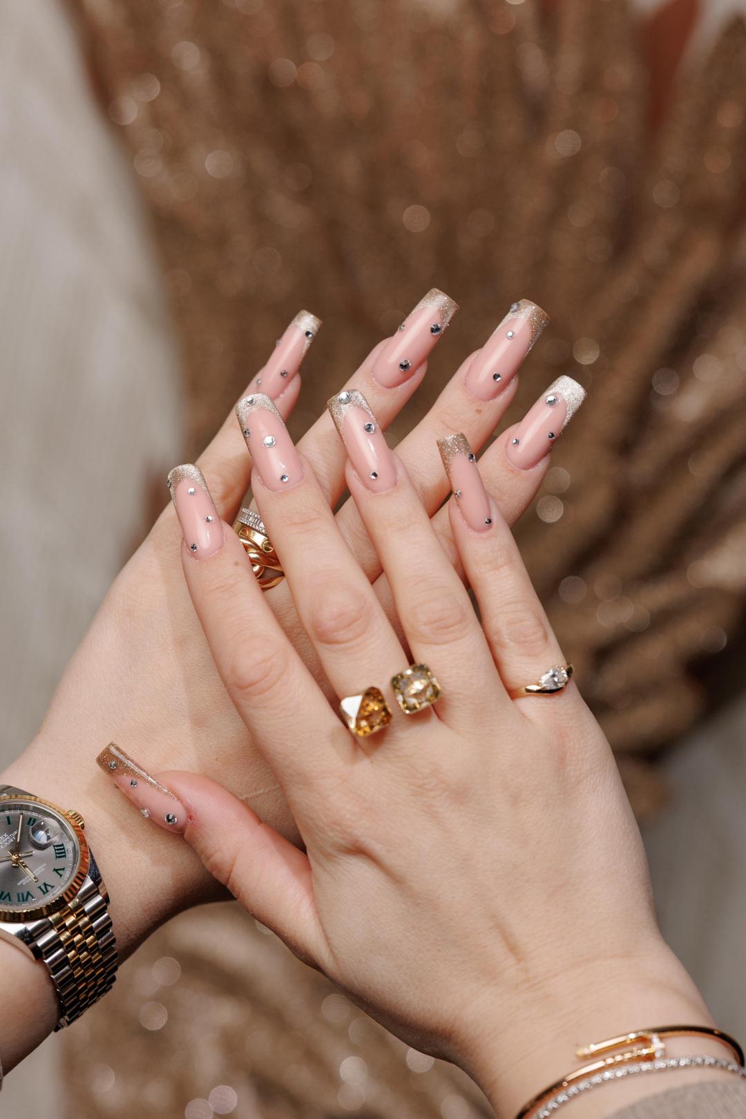 Izlivanje noktiju gelom - L dužina - Becca’s Beauty Lounge, Beograd Izlivanje noktiju Nokti Izlivanje noktiju, Beograd, Novi Beograd blokovi, Belville, Savski kej